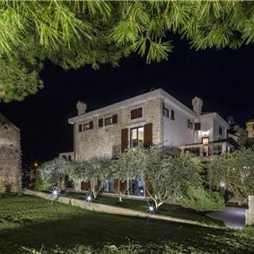 5 bedroom bayside villa with pool near Kotor, sleeps 12